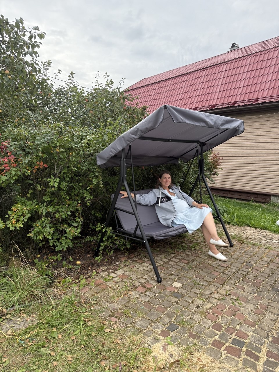 Отдых на качелях во дворе
