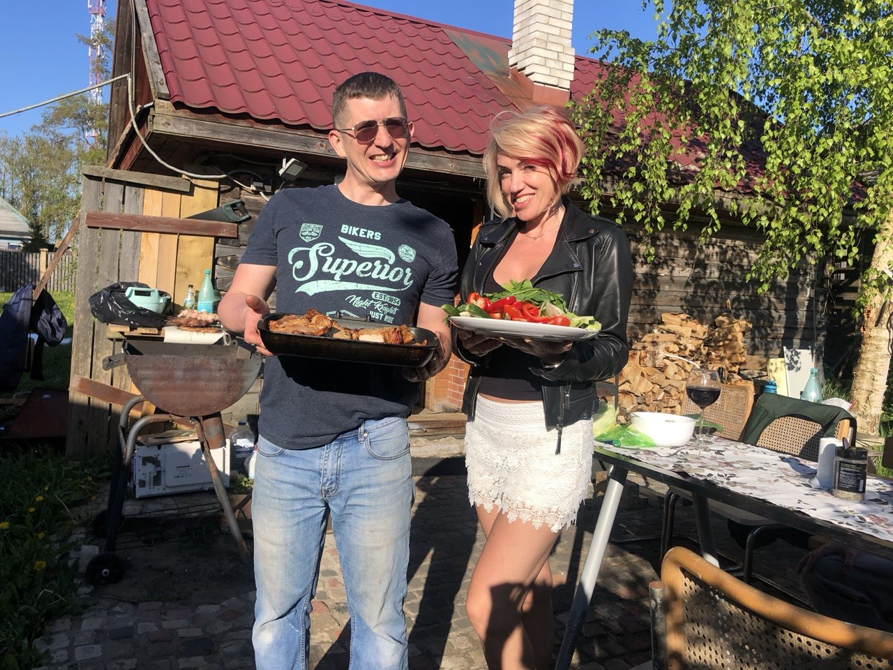 Хозяева и гости за общим столом
